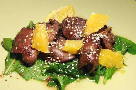 Выложить на шпинат, печень, добавить апельсин, посыпаем кунжутом и наслаждаемся!!!!
