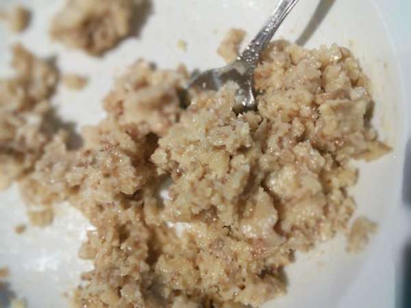 Для корочки смешала рубленные орехи с мягким маслом, мёдом и сухарной крошкой, полученной из сухого белого хлеба. Для корочки смешала рубленные орехи с мягким маслом, мёдом и сухарной крошкой, полученной из сухого белого хлеба.