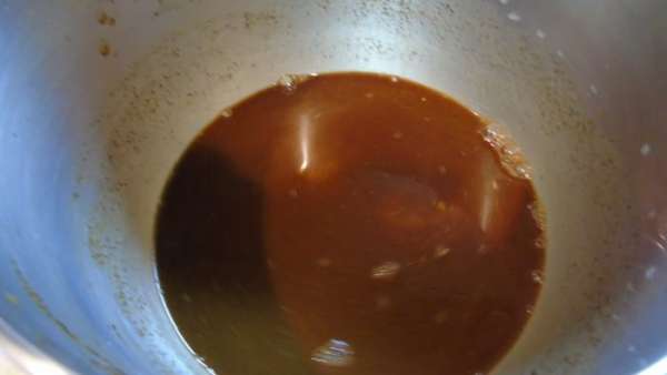 Кашицу с солодом добавьте к смеси с дрожжами и хорошенько размешайте. Кашицу с солодом добавьте к смеси с дрожжами и хорошенько размешайте.