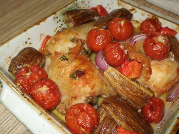 Степень готовности проверяем  протыкая курочку,и по красивой корочке  у блюда!Мы конечно же эту красоту не едим, кожа делает свое дело для получения практически диетического блюда, и  все дальше с ней расстаемся!но посмотреть - одно удовольствие!
