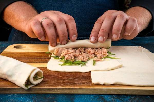 Аккуратно завернуть каждый рулетик. Аккуратно завернуть каждый рулетик.