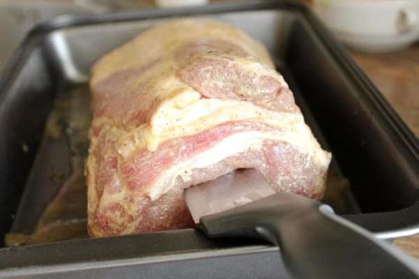 За три часа до подачи острым длинным ножом сделать в середине куска мяса прорезь насквозь, такую, чтобы в неё прошла начинка.