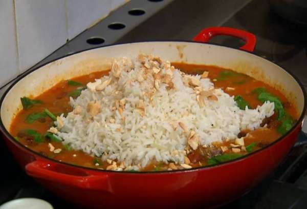 Мясо с овощами посыпать изюмом, выложить в центр сковороды готовый рис и посыпать все орехами. Мясо с овощами посыпать изюмом, выложить в центр сковороды готовый рис и посыпать все орехами.