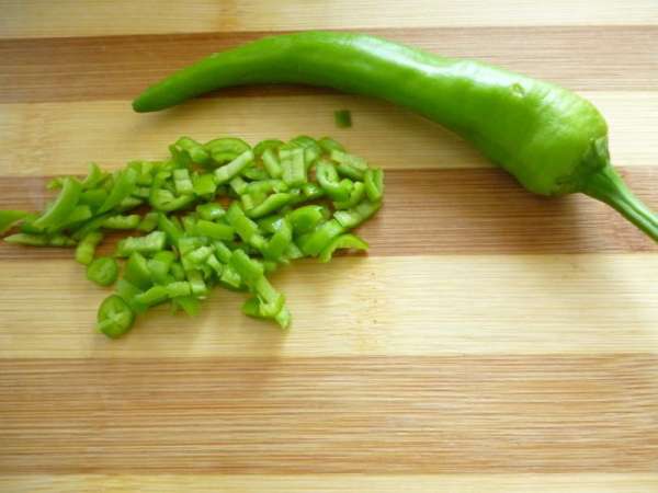 У горького перца удалить семена и нарезать мелкими кусочками.(можно и без него или взять половинку).