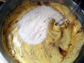 Соединить массу с просеянной мукой, какао и растопленным маслом, добавляя их понемногу, по одной ложке,вперемешку, один за другим: ложка муки, затем ложка какао, затем ложка масла и всё снова (масло к этому моменту не должно быть горячим). Перемешивать ложкой или лопаткой снизу вверх лёгкими движениями, чтобы масса не осела.
Соединить массу с просеянной мукой, какао и растопленным маслом, добавляя их понемногу, по одной ложке,вперемешку, один за другим: ложка муки, затем ложка какао, затем ложка масла и всё снова (масло к этому моменту не должно быть горячим). Перемешивать ложкой или лопаткой снизу вверх лёгкими движениями, чтобы масса не осела.