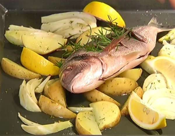 Достать противень с овощами из духовки, вынуть радиккио, на фенхель с картофелем уложить дораду, вокруг разложить дольки лимона и сбрызнуть все оставшимся оливковым маслом.