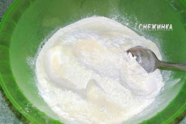 Муку просеять в миску, смешать с манной крупой и солью.
