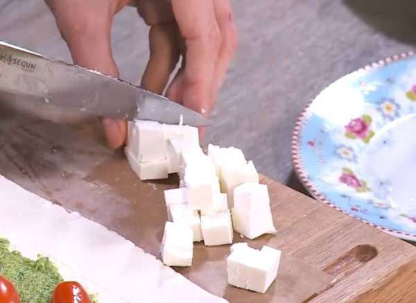 Фету нарезать небольшими кубиками.