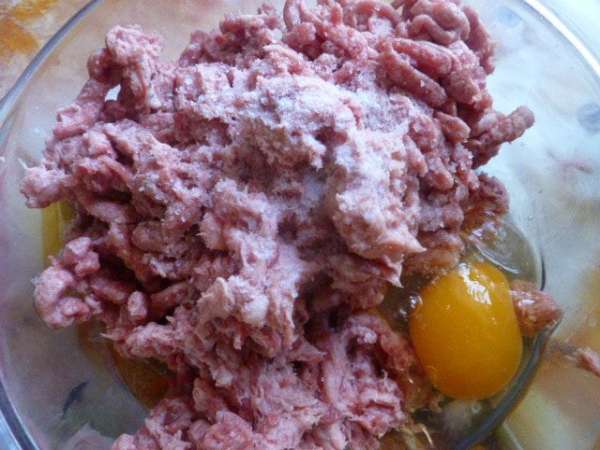 В фарш добавить яйцо и соль по вкусу, хорошо перемешать. В фарш добавить яйцо и соль по вкусу, хорошо перемешать.
