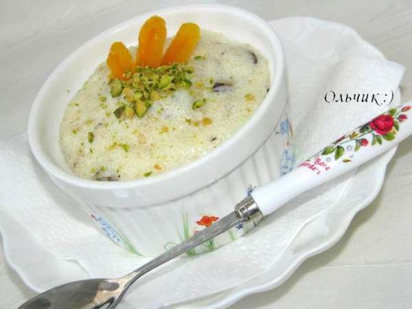 Готовое блюдо раскладываем по порционным креманкам. Украшаем кусочками кураги и орешков, подаём тут же! Приятного аппетита!!!