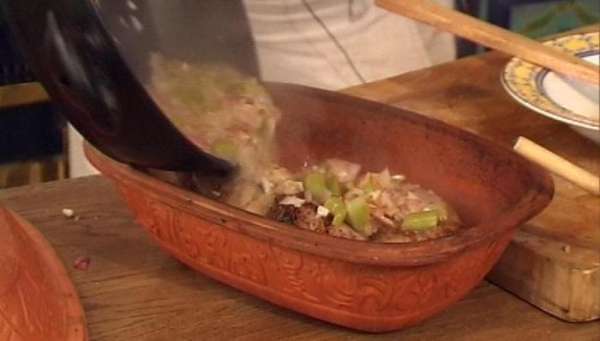 Переложить овощи в винном соусе в посуду с мясом, накрыть крышкой и запекать в разогретой духовке не менее двух часов.