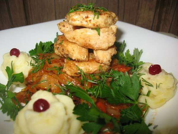 Кусочки куриной грудки заправила специями и обжарила.
Капуста тушёная с луком,морковкой,зеленью.
Пюре со сливками и клюква.