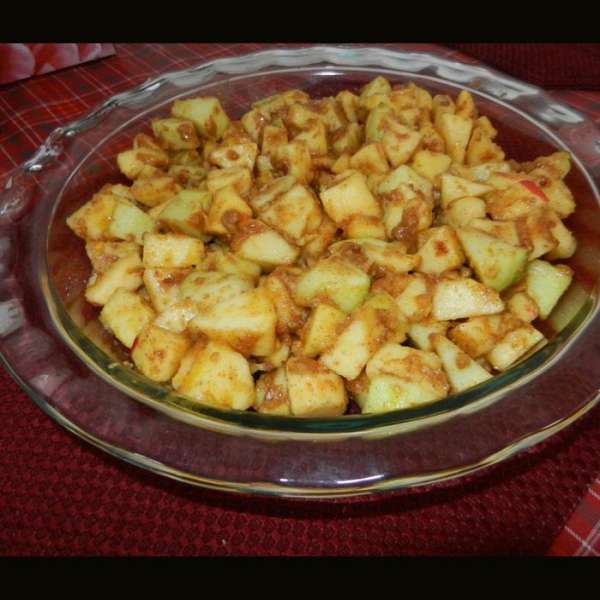 Выкладываем на блюдо для выпечки. (Casserole dish). Ставим в сторонку на лист для выпечки (на случай, если яблочный сок будет убегать).