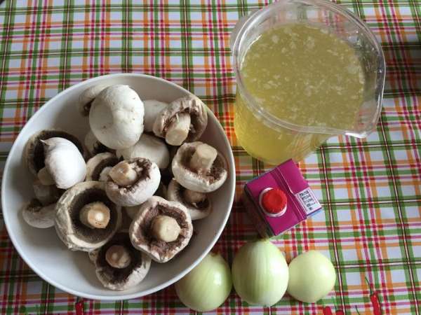 Подготовим продукты: почистим грибы и лук. Я использую шампиньоны, можно добавить немного лесных грибов для аромата.
Пропорция грибов и бульона может немного меняться в зависимости от того, насколько густой суп хочется получить. И можно не стесняться слегка разбавлять бульон водой.
