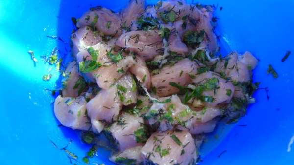 Мясо обрезать от кости, и нарезать кубиками. Добавить мелко нарезанную зелень (укроп и петрушка), 1 ст.л. крахмала и 2 ст.л. оливкового масла. Перемешать и отправить в холодильник на 2 часа.