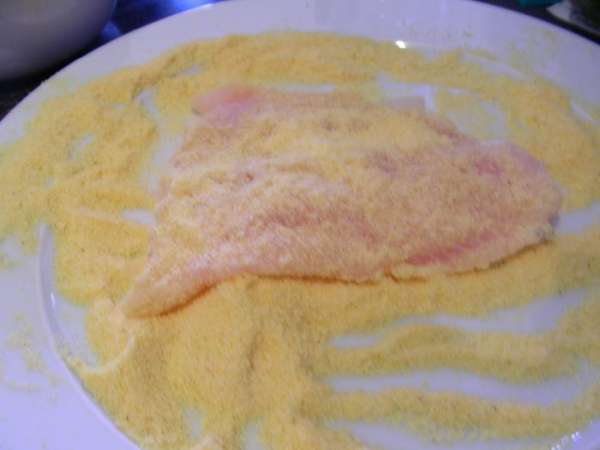 Рыбу нарезаем небольшими кусочками, обваливаем в муке и обжариваем в разогретом масле. Время зависит от размера Ваших кусочков - от 3 до 10 минут. Я обжаривала в небольшом количестве оливкового масла, поэтому я их на большом огне быстренько обжарила до хрустящей корочки, затем огонь снизила до минимума, закрыла крышкой и довела до готовности еще минут 5. В исходном рецепте кусочки обжариваются в большом количестве разогретого масла по 3 минуты, затем их выкладывают на салфетку, чтобы убрать лишнее масло.
Рыбу нарезаем небольшими кусочками, обваливаем в муке и обжариваем в разогретом масле. Время зависит от размера Ваших кусочков - от 3 до 10 минут. Я обжаривала в небольшом количестве оливкового масла, поэтому я их на большом огне быстренько обжарила до хрустящей корочки, затем огонь снизила до минимума, закрыла крышкой и довела до готовности еще минут 5. В исходном рецепте кусочки обжариваются в большом количестве разогретого масла по 3 минуты, затем их выкладывают на салфетку, чтобы убрать лишнее масло.