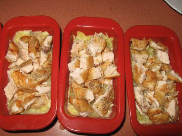  На кабачковую массу выложить куриное филе.
