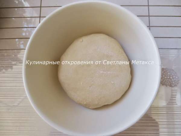 Сливочное масло растопить, остудить. Далее добавляем в опару все составляющие для теста: масло, яйцо, постепенно просеянную муку с солью. Замешиваем мягкое тесто.