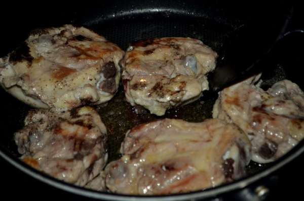 Разогреть сковороду, добавить масло растительное. Куриные грудки посолить и поперчить, выложить на сковороду и обжаривать 6 мин. с каждой стороны, если грудки, и дольше по времени - если другие части курицы /у меня куриные бедрышки/.