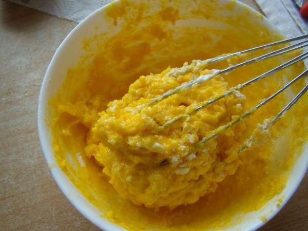 Желтки смешиваем с мукой, лимонным соком Желтки смешиваем с мукой, лимонным соком