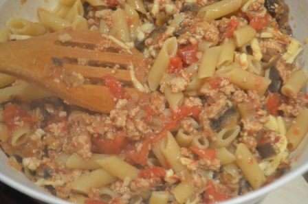 Смешиваем пасту, 1/3 часть тертого сыра и мясной соус.