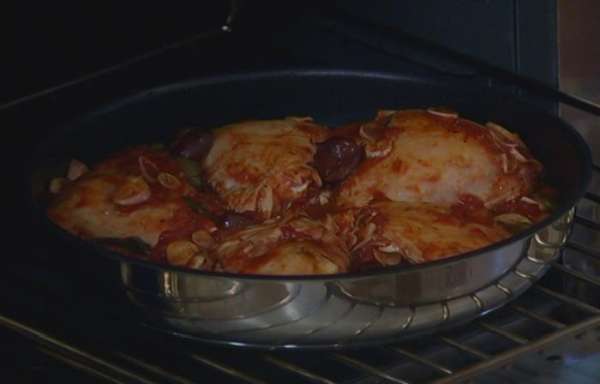 Во время запекания кусочки курицы пару раз перевернуть, чтобы они получились золотистыми со всех сторон. Во время запекания кусочки курицы пару раз перевернуть, чтобы они получились золотистыми со всех сторон.