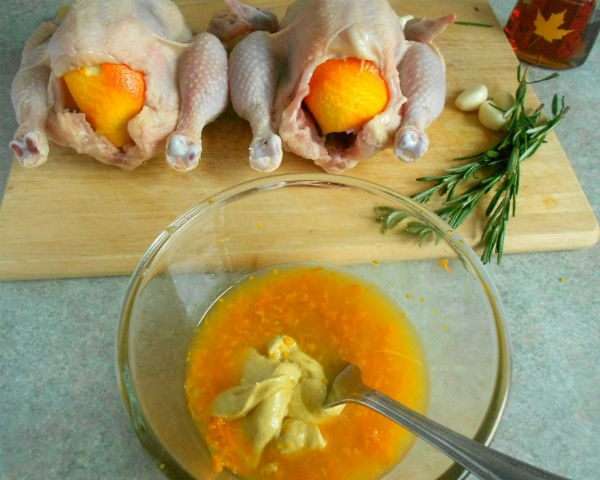 Выжать сок из апельсина, добавить цедру, кленовый сироп, дижонскую горчицу, соль, перец и хорошо взбить вилкой.