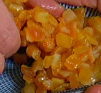 Все цукаты нарезать маленькими кусочками.