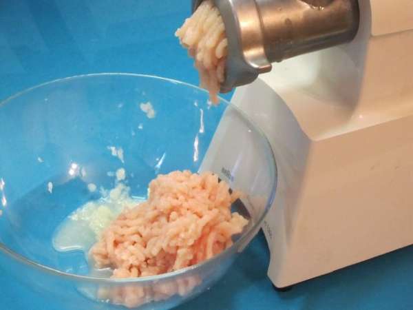 Куриное филе вымыть, нарезать на кусочки и пропустить через мясорубку.