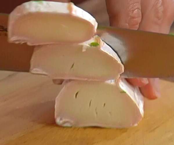 Козий сыр нарезать кружками.