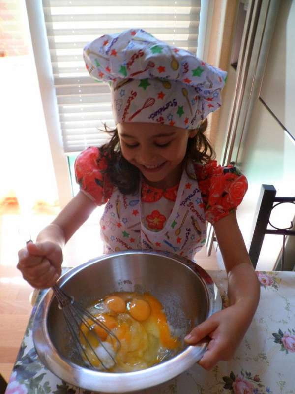 Яйца взбиваем с сахаром в легкую пену 