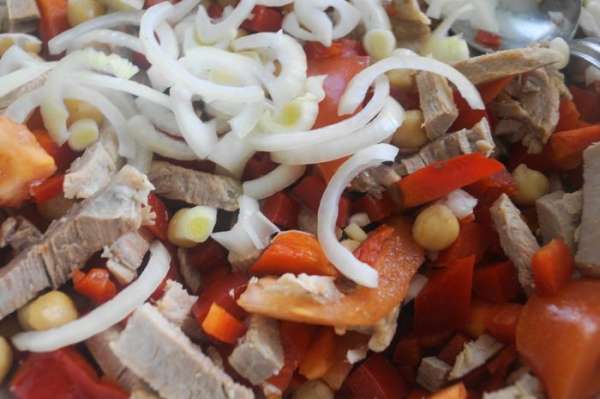 Нарезать отварное мясо соломкой, а репчатый лук тонкими полукольцами и добавить к салату. Свинину лучше использовать постную.