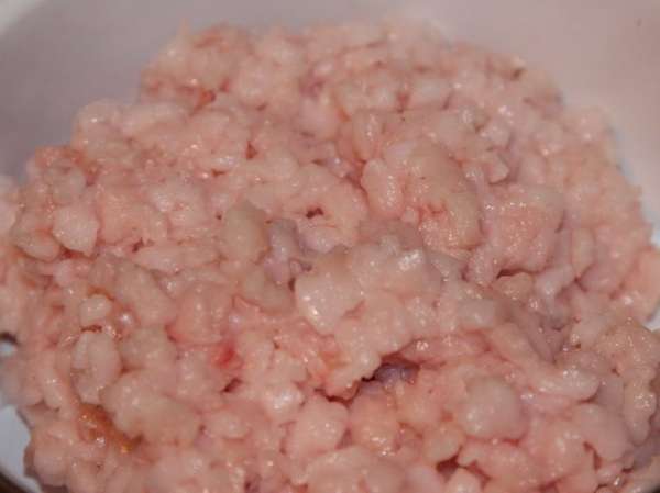Мягкое сырое сало нарезаем очень мелкими кусочками. Такими. которые вас не будут раздражать в колбасе. Если вы не любите, чтобы сало попадалось на 'зубок' тогда смелите на мясорубке. Мягкое сырое сало нарезаем очень мелкими кусочками. Такими. которые вас не будут раздражать в колбасе. Если вы не любите, чтобы сало попадалось на 'зубок' тогда смелите на мясорубке.