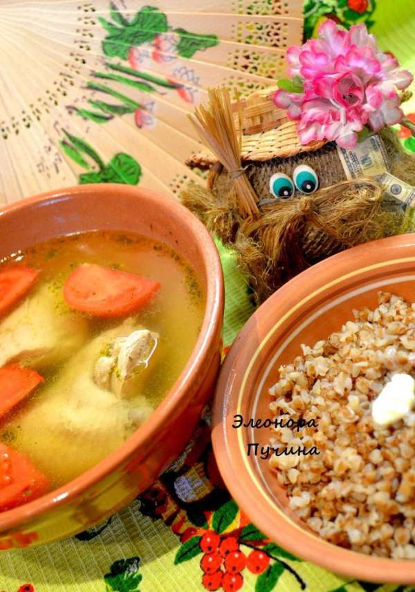 Отвариваем порезанную курицу на кусочки(шкуру снимаем,только на крыльях остаётся),за 5мин.до готовности добавляем зелень,сушёную или свежую.
Отвариваем гречку(чтоб гречка была рассыпчатой воды добавить выше крупы на 2пальца).Ещё вкуснее просто её замочить для набухания на ночь.
При подаче в тарелку с бульоном(можно без курицы) добавить спелый помидор.
В гречку кусочек сливочного масла.