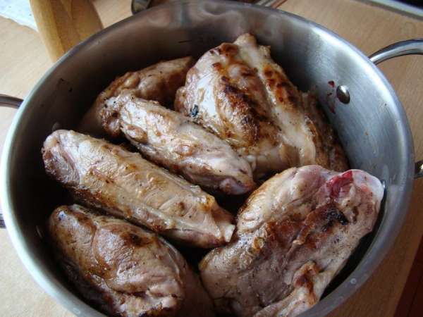 Складываем мясо в сотейник или небольшую кастрюлю