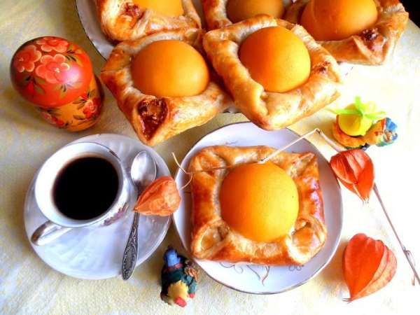 Совет! Обязательно приготовьте домашнюю арахисовую пасту..., она вкусна на тостах, но в таких слоечках - вкуснее в несколько раз!!!  У нас в магазинах можно встретить пасту в маленьких баночках за 4 доллара, поэтому, приготовленная дома, значительно экономит Ваши расходы... 