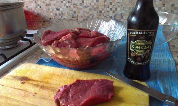 Режем мясо на полоски 1,5 см, и кладем его на предварительную мариновку в соевый соус (на 10-15 мин.) Режем мясо на полоски 1,5 см, и кладем его на предварительную мариновку в соевый соус (на 10-15 мин.)