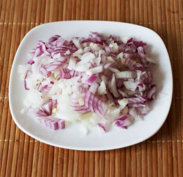 Лук нарежьте небольшими кубиками: Лук нарежьте небольшими кубиками: