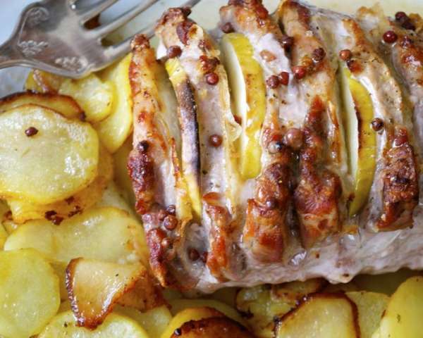 Готовое мясо достать из духовки, удалить шпажки... и подавать с гарниром! )))) Я подавала с вкуснейшим Картофелем в сливочном масле (от Апрель) http://www.edimdoma.ru/retsepty/44210-kartofel-v-slivochnom-masle-potatoes-antico-modo Очень рекомендую попробовать! )))