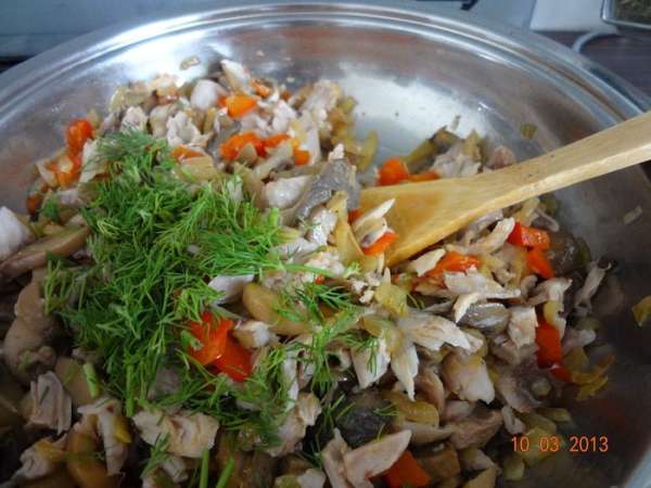 Затем добавляем куриное филе, солим, перчим по вкусу, еще я добавила укроп, перемешиваем и тушим все вместе под крышкой 10 минут на слабом огне. Затем выключаем огонь и оставляем остывать.