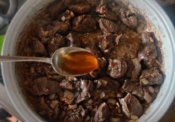Влить к мясу 1 ст. л. мёда и дать слегка  карамелизоваться (2 мин).
