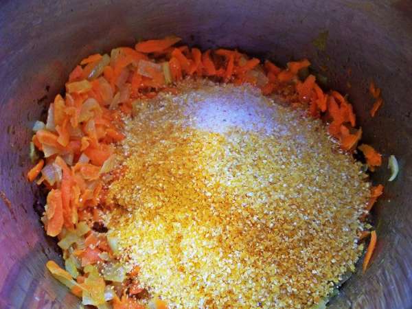 Всыпать к ним две трети стакана кукурузной крупы. Насыпать специи. Всыпать к ним две трети стакана кукурузной крупы. Насыпать специи.