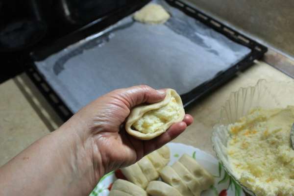 lt;div class='title title_sans-serif title_small'gt;Ингредиентыlt;/divgt;lt;div class='ingredient-columns'gt;lt;table class='definition-list-table'gt;lt;tr class='definition-list-table__tr'gt;lt;td class='definition-list-table__td'gt;оливковое маслоlt;/tdgt;lt;td class='definition-list-table__td definition-list-table__td_dashes'gt;lt;spangt;lt;/spangt;lt;/tdgt;lt;td class='definition-list-table__td definition-list-table__td_value'gt;10 гlt;/tdgt;lt;/trgt;lt;/tablegt;lt;/divgt;lt;div class='section-title title title_sans-serif title_small'gt;lt;/divgt;Наполните начинкой получившийся колпачок, слегка сожмите края и получившуюся ракушку положите на смазанный лист пергамента. 
Также нежно, не спеша сформируйте все ракушки.