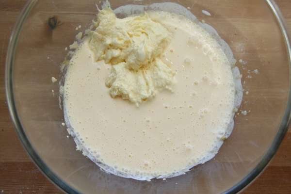 Добавить масляную смесь.