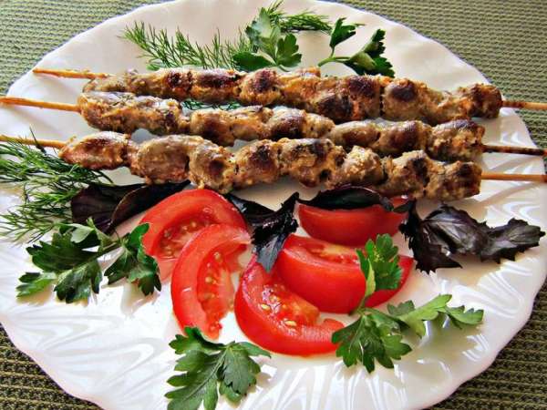 Сервируем готовые шашлычки с овощами и зеленью. Приятного аппетита!
Сервируем готовые шашлычки с овощами и зеленью. Приятного аппетита!