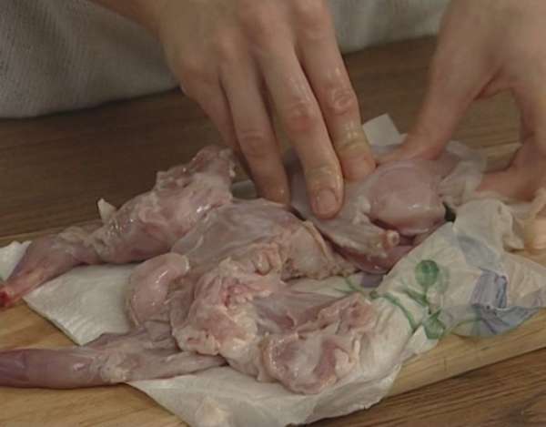Вынуть кусочки мяса из маринада, обсушить бумажным полотенцем. 