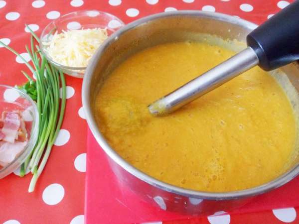 Для того, чтобы иметь возможность регулировать густоту супа, отберите некоторое количество бульона в отдельную чашку. Затем пюрируем суп блендером.