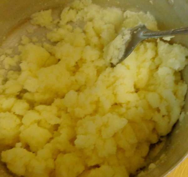 И пюре. Посолить и поперчить по вкусу. И пюре. Посолить и поперчить по вкусу.