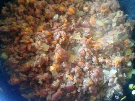 На растительном масле обжарить нарезанный кубиками лук, натертую морковь и мясной фарш до золотистого цвета. На растительном масле обжарить нарезанный кубиками лук, натертую морковь и мясной фарш до золотистого цвета.