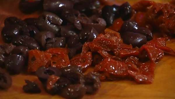 Помидоры и оливки нарезать крупными кусочками. Помидоры и оливки нарезать крупными кусочками.